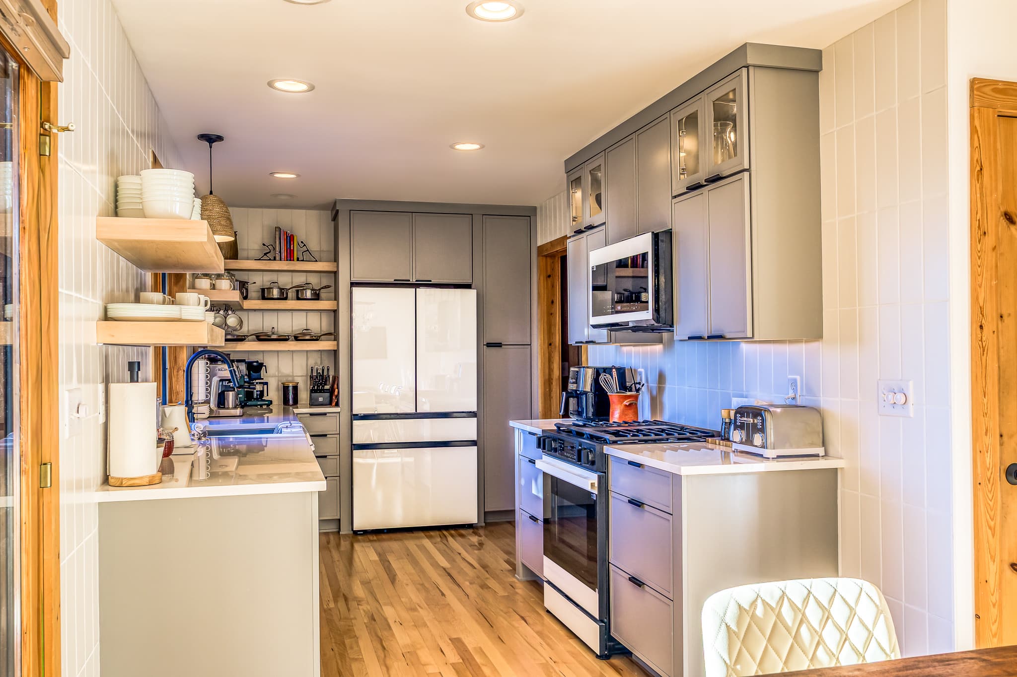 Kitchen — fully stocked, gas range, filtered water